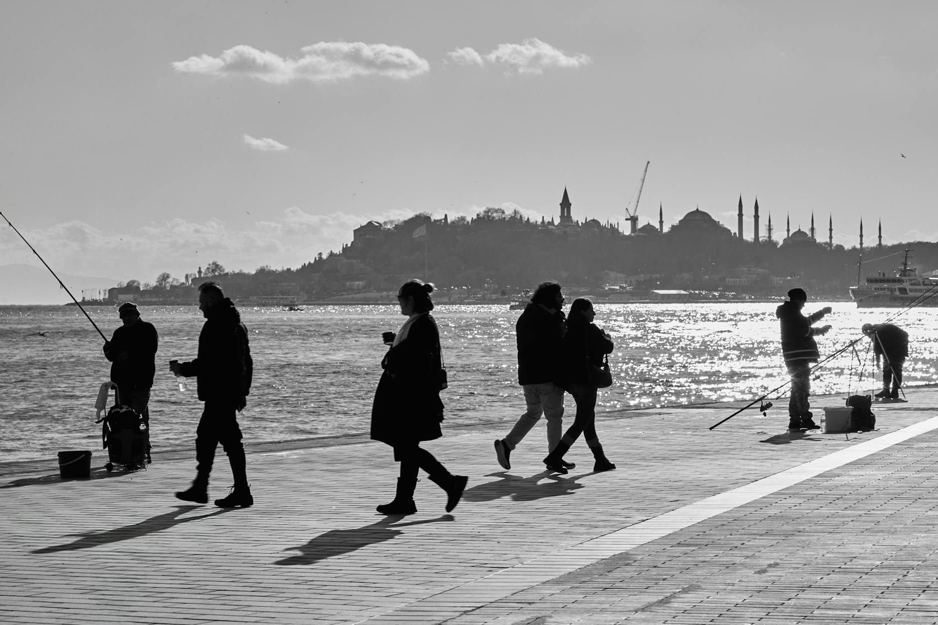 Panorama miasta z lotu ptaka otoczonego zielenią