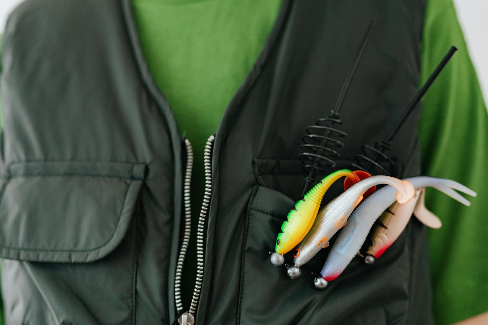 Kamizelka wędkarska z kolorowymi przynętami w kieszeni
