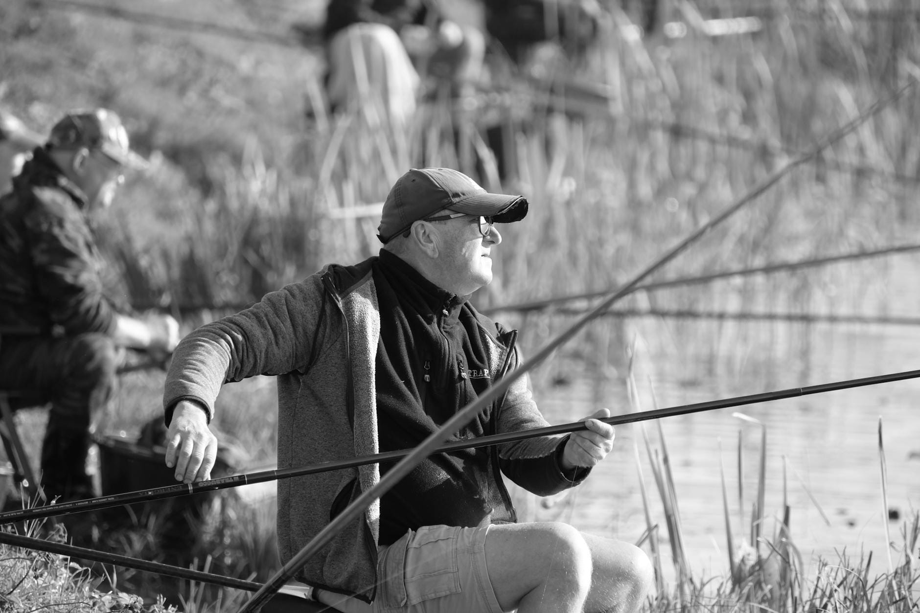 Starszy mężczyzna wędkuje nad jeziorem podczas spokojnego wypoczynku