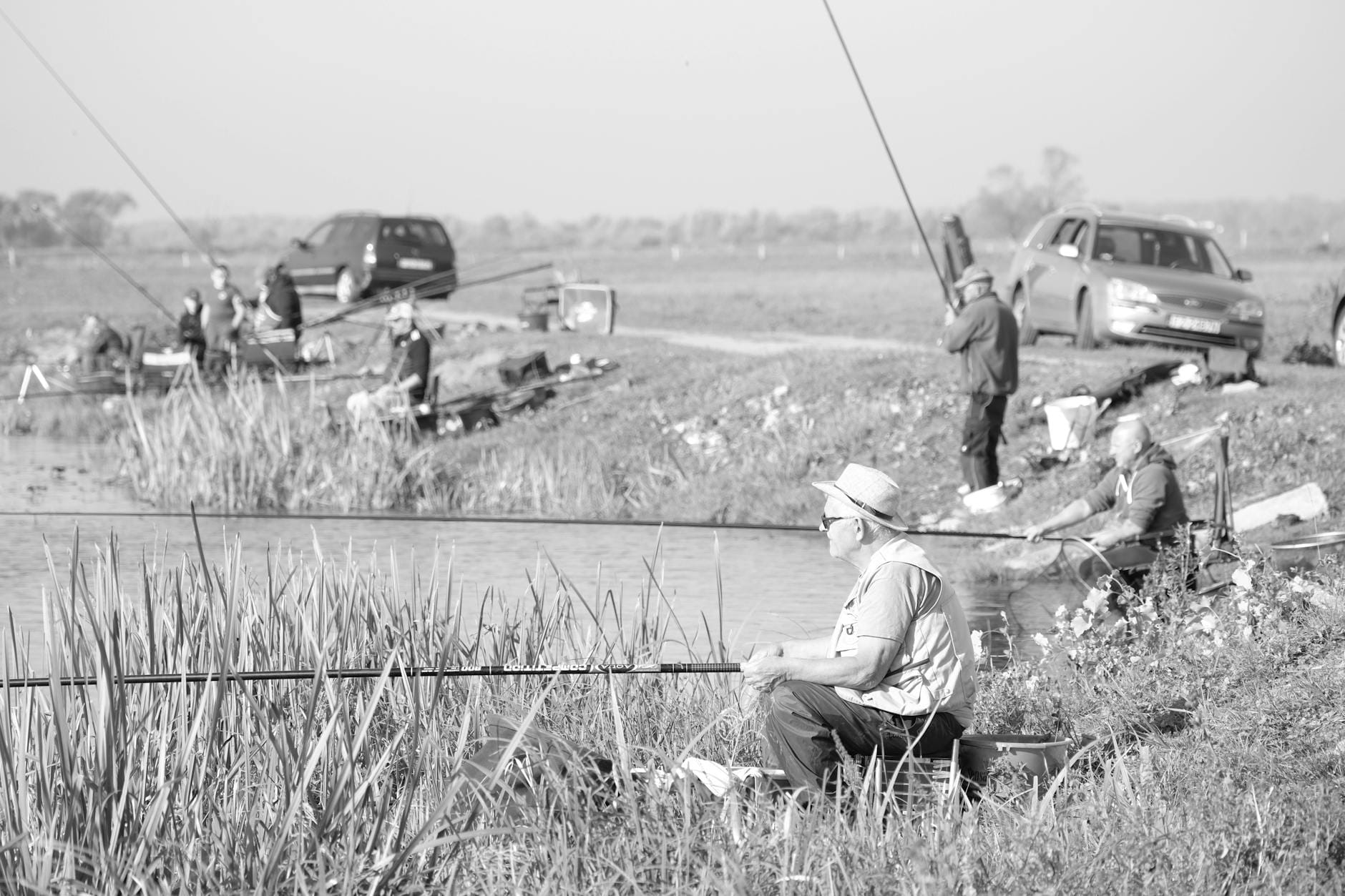 Wędkarze nad rzeką spędzający wspólnie słoneczny dzień
